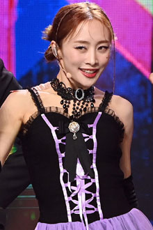 '군살 제로' 니콜, 눈길 사로잡는 근육