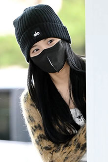 블랙핑크 지수, 기둥 뒤에 지수 있어요
