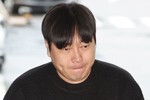 '불법도박 자수' 이진호, 3시간 경찰조사 후 귀가