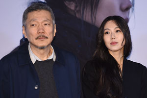 '아빠' 홍상수, 깔끔 비주얼로 칸 영화제 참석…♥김민희·누드 드레스 없네