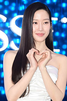문가영, 초미니 튜브톱 원피스로 뽐낸 S라인 몸매