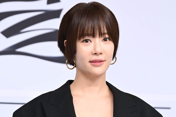 황정음, 회삿돈 43억 빼돌려 코인 투자 재판행 부동산 처분해 갚을 것