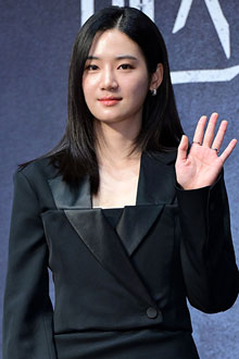 '송민호 열애설' 박주현 '시크한 올블랙 속 고혹적 우아함'