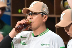 '3년 연속 꼴찌' 확실 키움, 홍원기 감독+고형욱 단장 동반 경질