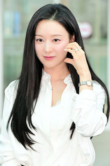 김지원 '단아하면서 세련된 화이트&블랙 공항패션'