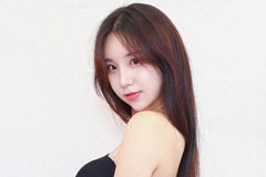 치어리더 김현영, 셔츠·치마 꽉 찼다…승무원 복장에 팬들 환호