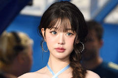 [화보] 장원영, '시축룩 논란'...노출 논란 부른 파격 의상
