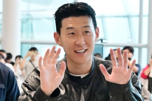 손흥민, 200여명에 '역대급 공항 사인'…미국 출국→LA FC 입단 초읽기 [인천공항 현장]