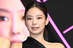 "머리에 총 맞았냐" 제니가 입은 티셔츠 '화제'