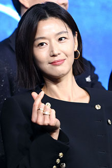 '아들 둘 엄마?' 전지현, 이 미모에 복근까지 장착...완벽 그 자체