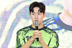 '976억 터졌는데 왜?' 이강인 미스터리!…'파리 탈출' 원한 PSG 후보급, 여럿 떠났다 'LEE 잔류'