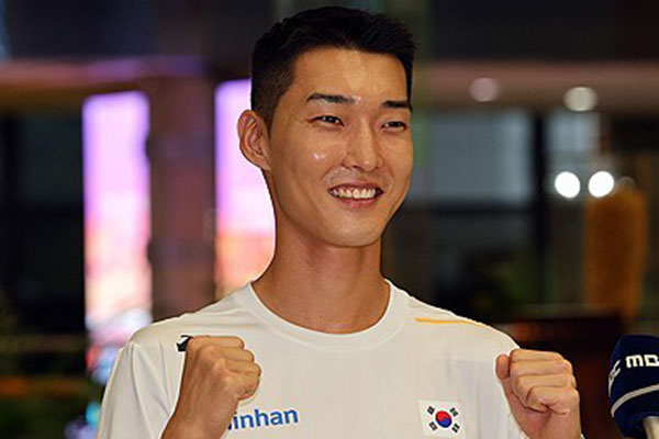[단독 인터] 우상혁, '발목 부었지만' 초인적 힘으로 값진 은메달…이것이 기적, 후회 없이 뛰었다