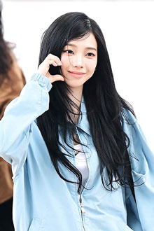 카리나, 명품 휘감은 '하이틴 룩'의 정석…깻잎머리가 이렇게 찰떡이라니