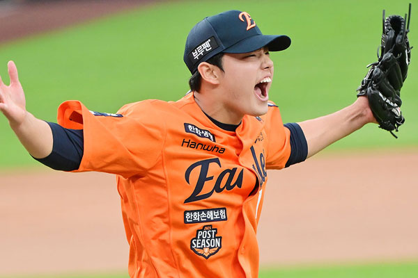 한화, KS행 76.5% 확률 잡았다!…18년 만의 PO 첫 판, 난타전 끝 9-8 진땀승