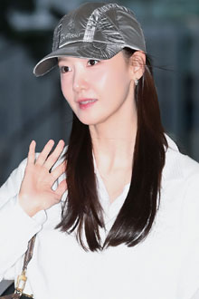 '공항이 곧 화보' 윤아, 꾸안꾸 공항패션에도 반짝이는 예쁨