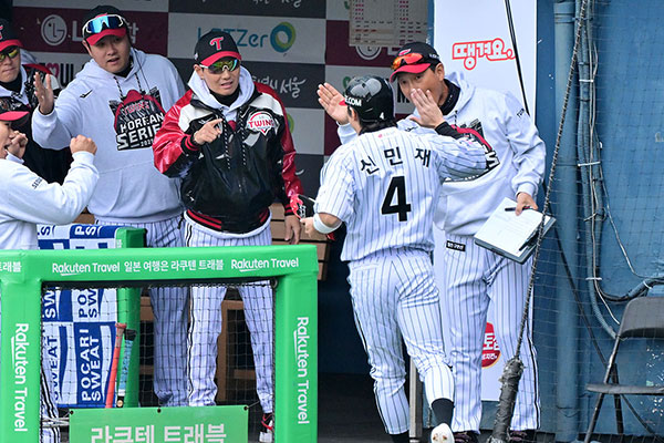 LG 방망이 시작부터 뜨겁다! 'PO MVP' 문동주 상대 1회말 2득점→2회초 2-0 리드