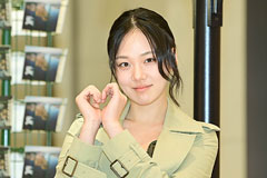 비비, 침대 위 섹시 폭탄…명품 비키니 노출+민낯 콜라보