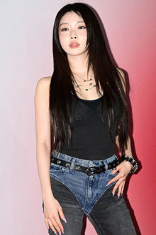 '바지야, 속옷이야?' 청하, 파격 패션도 소화하는 시크+섹시 매력