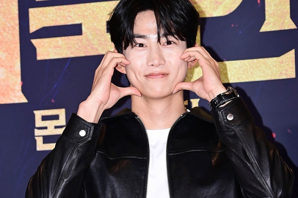 '결혼' 옥택연의 ♥그녀 누구…#5년공개연애 #뒷모습데이트 #파리프러포즈