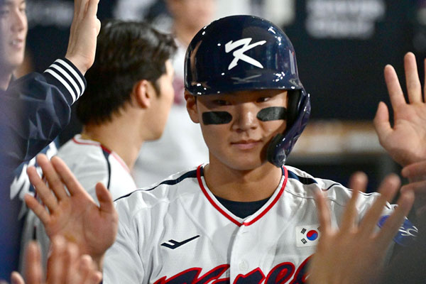 '투잡' 선수들에게 '5안타'로 묶이다니…류지현호, 체코 상대 3-0 찝찝한 승리