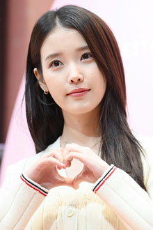 아이유(IU) '손하트+볼콕! 예쁨이란 것이 폭발한다'