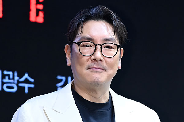 조진웅, '알맹이 빠진' 입장문→떼강도짓 동창 댓글 파묘까지…초고속 나락行