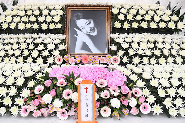 '항암 거부' 故윤석화 별세…나답게 살겠다 신념 지킨 삶 '추모 물결'