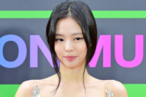 제니, 6년만 한국 시상식 떴다…상 받고 함박웃음 올 한해 사랑 감사