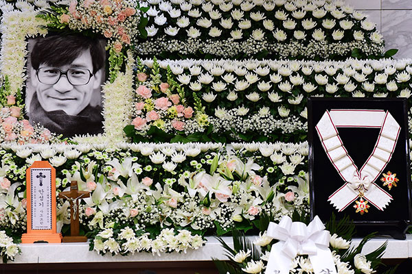 존경합니다 故 안성기 별세, 멈추지 않는 슬픔…빈소 안팎 추모 행렬 계속