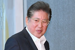 '77세에 득남' 김용건, 아이 안고 다정한 투샷 공개