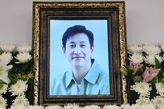 '전혜진 남편' 故이선균, 묘비 보니…2주기 사진 공개