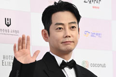 테이, 태국서 '전신 3도' 화상으로 쓰러져…휠체어 타고 귀국