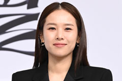 '싱글맘' 조윤희, 한국 떠났네…'父 이동건' 닮은 딸 근황에 '술렁'