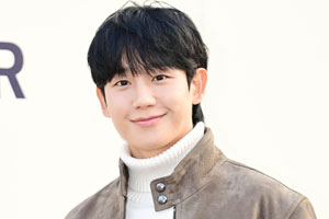 정해인 투명인간 취급…쩍벌·패싱? 로제 이어 인종차별 논란 '활활'