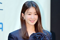 '이혼 후 홀로 출산' 이시영, 둘째 딸 얼굴 공개…붕어빵 미모 눈길