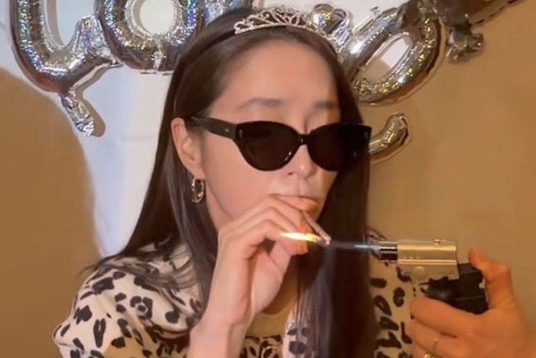 이민정, 담배 영상 논란?…스태프 얼굴에 연기 뿜은 제니 재소환