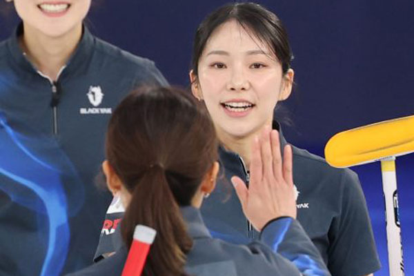 '전세계 주목' 韓 컬링 미녀, 中 두손두발 들었다!…첫 올림픽 金메달 다가선 것 같아→우승 가능성 거론