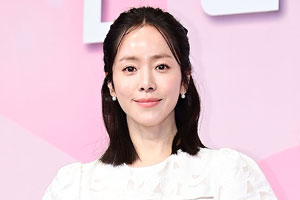 한지민, 실체 폭로 당했다?…무릎 꿇고 걸레질, 장화신고 허리 밟아