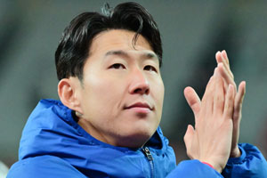 손흥민 월드컵 대형사고로 못 뛸 뻔→감독도 놀랐다…발목에 아이싱+테이핑 '칭칭'