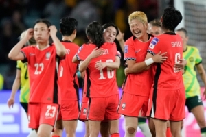 韓 여자축구 대형 사고! 세계 8강 누르고 A조 1위!…월드컵 본선행 성큼→올림픽 최종예선 티켓까지 품었다