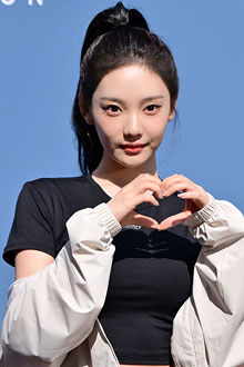 '자켓 벗으니 깜짝' 에스파 닝닝, 숨겨둔 볼륨 몸매 과시!