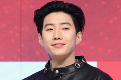 '미혼' 박재범, 갓난아기와 유모차 산책 포착…발각되자 "숨겨진 자식" 너스레