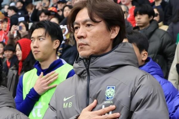 '0-4 완패' 홍명보 감독 팬들 마음 충분히 이해→백3? 당장 백4 전환할 수 있지만