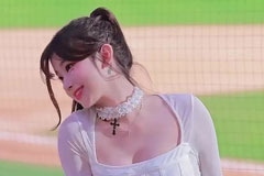 '4억 몸값' 이주은, 각선미 한 방에 심장 홈런…레전드 갱신