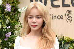 지민 "저 결혼합니다" 깜짝 발표…청바지 웨딩룩 ‘파격 신부’