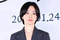 송혜교, '재벌 회장' 이어 또…'24살 차' 가수와 인연 "마음 예뻐"
