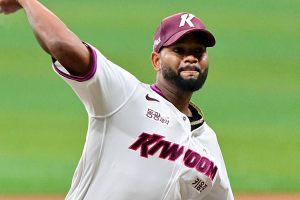 '고척의 왕', 우승팀 LG 격침…알칸타라 쾌투+브룩스 4안타 키움, 홈 개막전 5-2 승리 축포