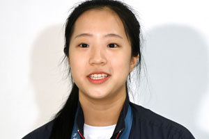 '49전49패' 한국탁구 킬러 못 넘었지만…신유빈, 그래도 분전했다→월드컵 준결승 왕만위에 2-4 분패