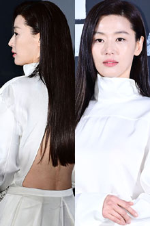 '뒤 도는 순간 헉' 전지현, 청순 올 화이트 룩에 반전의 파격 뒤태