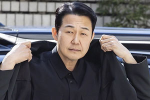 '증인 출석' 박성웅, 법원 출두 어땠길래…영화 스틸컷 반응 터졌다